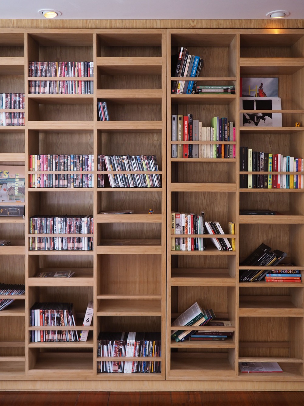 Mueble Wills .1   Library front part of layered built in furniture Hs2e 2020 Photo Laura Huertas
